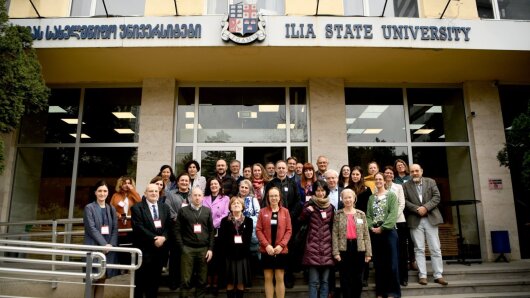 Gruppenbild vor der georgischen Ilia State University vom März 2025 / Group photo in front of the Georgian Ilia State University in March 2025
